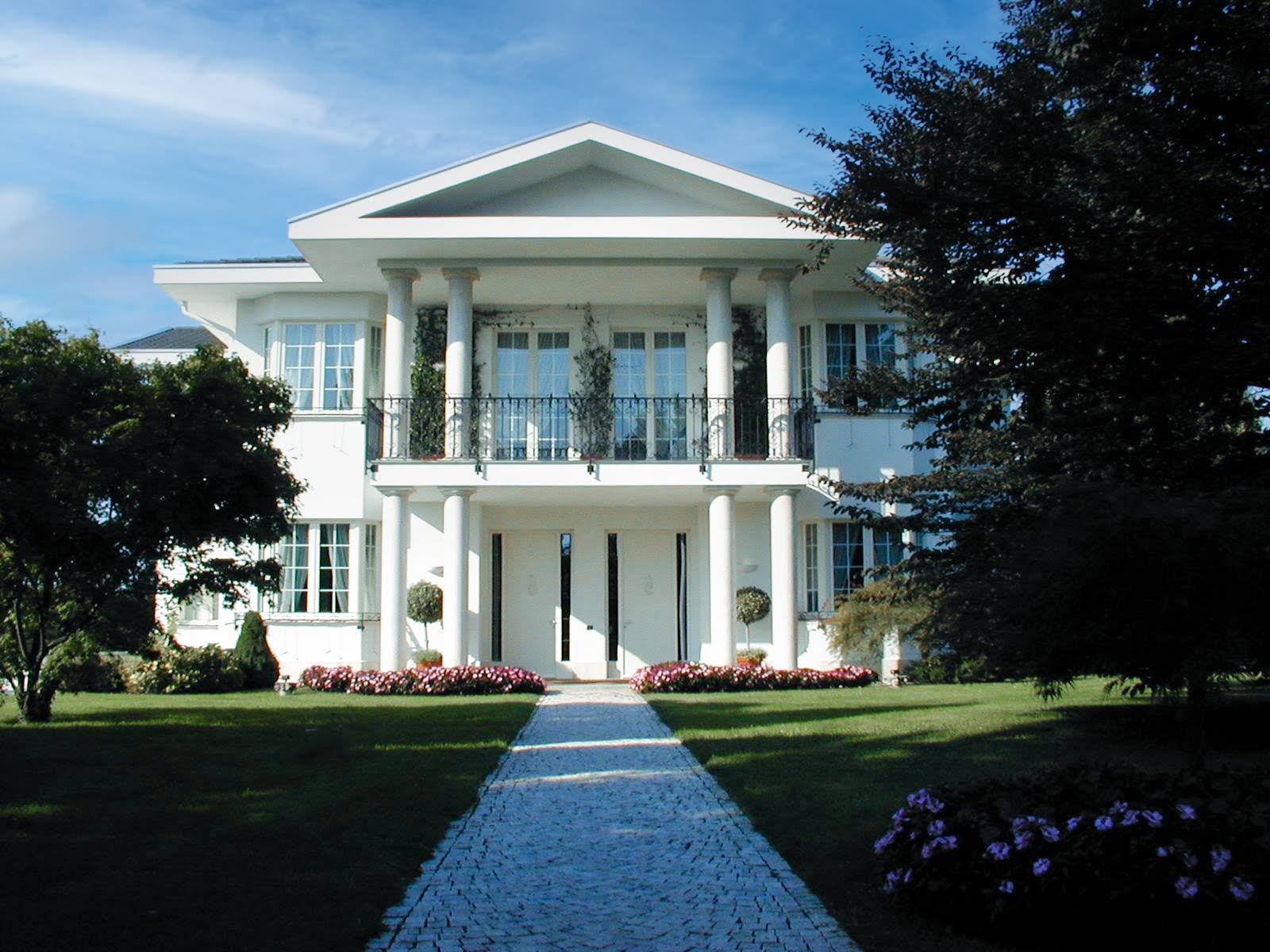 Villa Patrizia’s white facade and garden path